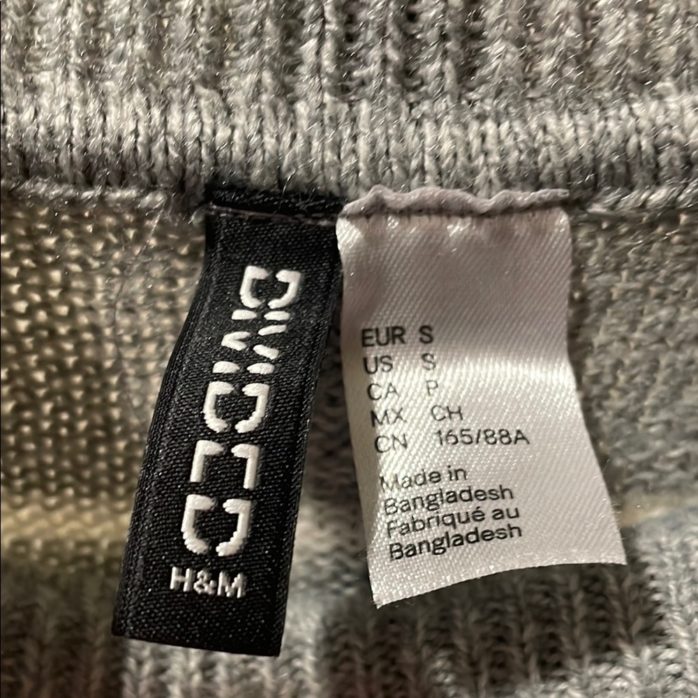 H&M Gray and White Turtleneck Cropped Sweater - Picture 2 of 4